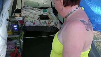 Trashy kiwi milf exposes her pussy in public at holiday park