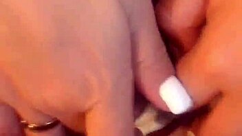 Ух, свършвам в косматите гащи на жена ми!