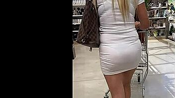 Zia Lilly performs outdoors in heels!