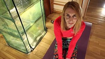 Foda anal hardcore caseira em calças de ioga com casal amador