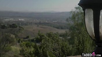 nevlastní sestry se vloupají do domu celebritě na soukromou prohlídku. Skončí to divokým threesomem!