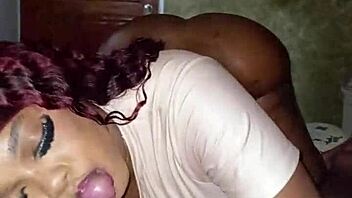 La Madrastra Más Sexy de la Historia se Folla a Su Hijastro Sin Que Su Marido Se Dé Cuenta