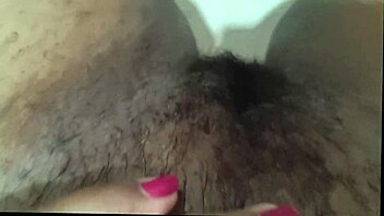 crente safada alisando buceta no banheiro da igreja