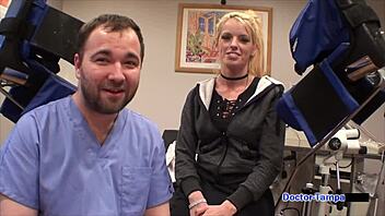 bella ink spreads ass for dr tampa 😏