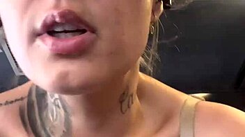 Fui treinar na academia, não percebi que estava só de sutiã, os marombas passavam e ficavam olhando, eu fiquei com muito tesão e toda molhada, minha calça branca molhadinha na buceta.