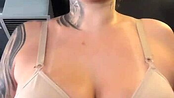 Fui treinar na academia, não percebi que estava só de sutiã, os marombas passavam e ficavam olhando, eu fiquei com muito tesão e toda molhada, minha calça branca molhadinha na buceta.