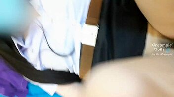 หญิงแก่สลิ่มโดนฉีดหน้าและเปียกปัสสาวะตอนดูดควยแรงๆ และเล่นน้ำทอง