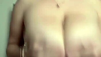 Om morgenen kjenner jeg på saftige pupper og blir kåt av enorme naturlige titter