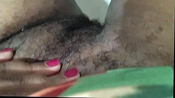 crente safada alisando buceta no banheiro da igreja