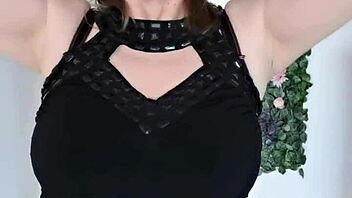 La matrigna seduce il figliastro con tette enormi a casa