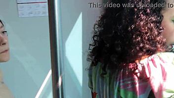 trio l�sbico entre dos amigas cachondas y un afortunado