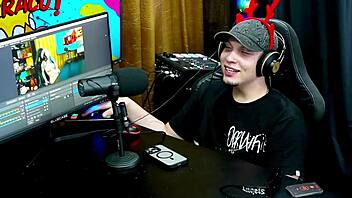 O ruan achou um tesão o plug no cuzinho da psy lunar só levantou pra dar um beijo bem gostoso