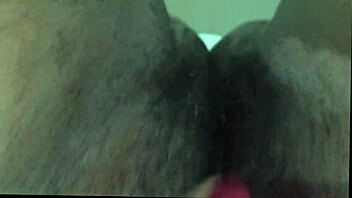 crente safada alisando buceta no banheiro da igreja