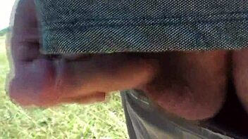 Wilde strandpervers gluurt naar sexy blonde, trekt af en komt klaar in openbaar