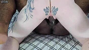 Loira Gostosa Slams Her Pussy On Lover’s Cock In Cuckold’s Bed