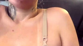 Fui treinar na academia, não percebi que estava só de sutiã, os marombas passavam e ficavam olhando, eu fiquei com muito tesão e toda molhada, minha calça branca molhadinha na buceta.