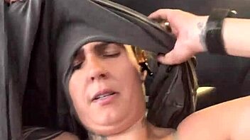 Fui treinar na academia, não percebi que estava só de sutiã, os marombas passavam e ficavam olhando, eu fiquei com muito tesão e toda molhada, minha calça branca molhadinha na buceta.