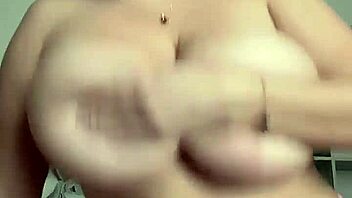 Aamulla silitän mehukkaita tissejäni ja kiihotun isoista luonnollisista rinnoista