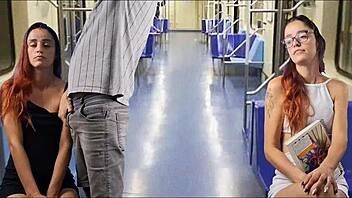 Кремпай на грудь пассажирки в автобусе в смелой уличной сцене