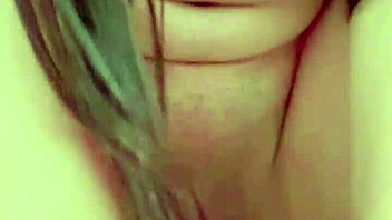 una paja en el baño con dildo y juguetes caseros, esa latina colombiana joven se masturba en la ducha