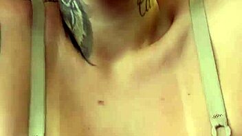 Fui treinar na academia, não percebi que estava só de sutiã, os marombas passavam e ficavam olhando, eu fiquei com muito tesão e toda molhada, minha calça branca molhadinha na buceta.