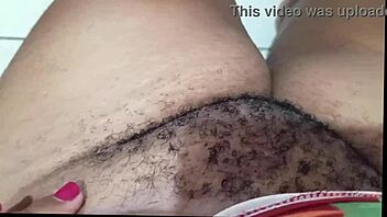 crente safada alisando buceta no banheiro da igreja