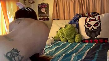 Petite schatje chat met gelukkige kerel