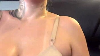 Fui treinar na academia, não percebi que estava só de sutiã, os marombas passavam e ficavam olhando, eu fiquei com muito tesão e toda molhada, minha calça branca molhadinha na buceta.