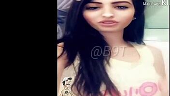 Gulf girl dances with amazing body in homes for the best dance video