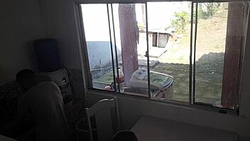 Corno com problema auditivo lava a louça