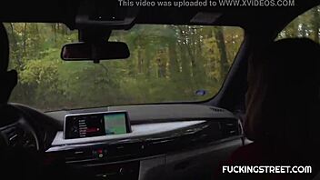 Blondínka ma prekvapí vonkajším orálom na ulici