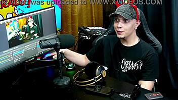 O ruan achou um tesão o plug no cuzinho da psy lunar só levantou pra dar um beijo bem gostoso