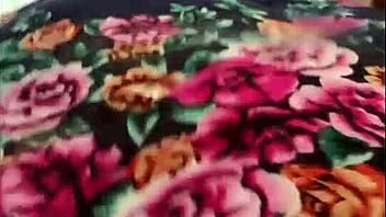 Siguiendo A Madura En La Calle Con Falda E Hilo