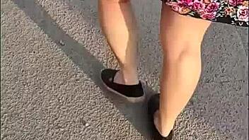 Siguiendo A Madura En La Calle Con Falda E Hilo