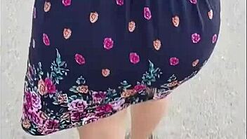 Siguiendo A Madura En La Calle Con Falda E Hilo