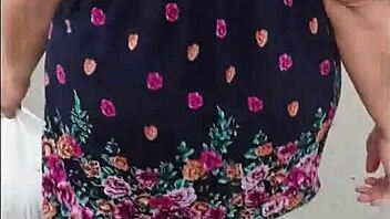 Siguiendo A Madura En La Calle Con Falda E Hilo