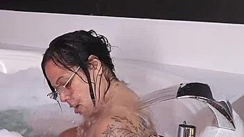 mi madrastra acepta ir al jaccuzi para follar con natural tits