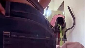 she shows how she opens her ass in short video