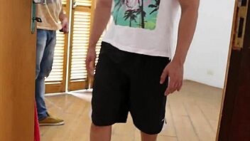 minha esposa dando uma ajudinha no comprador para vender mais rápido minha casa, com cowgirl latina sex