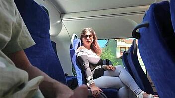¿Puede exhibicionista tentar a MILF para chupar en bus público?