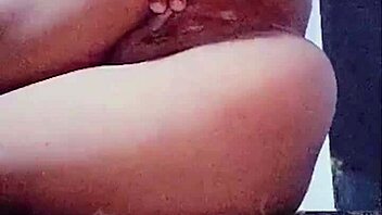 she shows how she opens her ass in short video