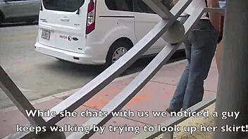 Helena Price flitst kut in publiek upskirt