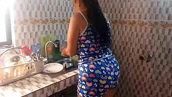 Seduzco Con Mi Gran Culo A Mi Hijastro Para Que Me Termine Dando Una Buena Cogida Con Su Gran Polla Y Mi Delicioso Co�o Mientras El Cornudo De Mi Esposo Trabaja