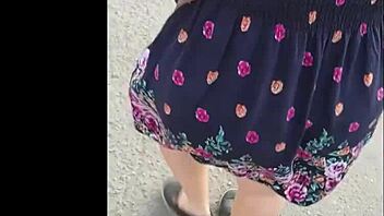 Siguiendo A Madura En La Calle Con Falda E Hilo