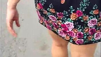 Siguiendo A Madura En La Calle Con Falda E Hilo