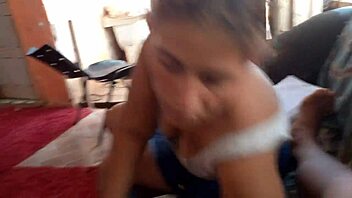 gravei minha cunhadinha me pagando um boquete pra mostrar pro meu irmão depois