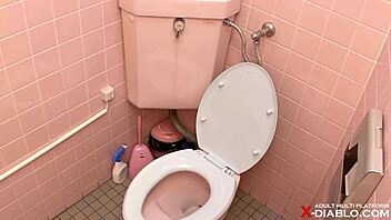 嘿，你信不信她在厕所里干那事？