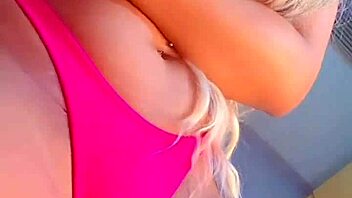 Loira gostosa se masturbando intensamente