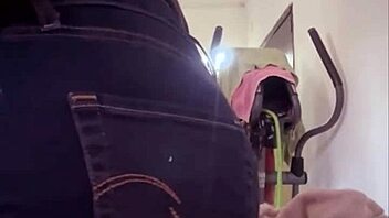 she shows how she opens her ass in short video