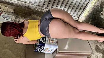eu contratei essa empregada latina para a obra, ela tem bunda linda e todos babaram